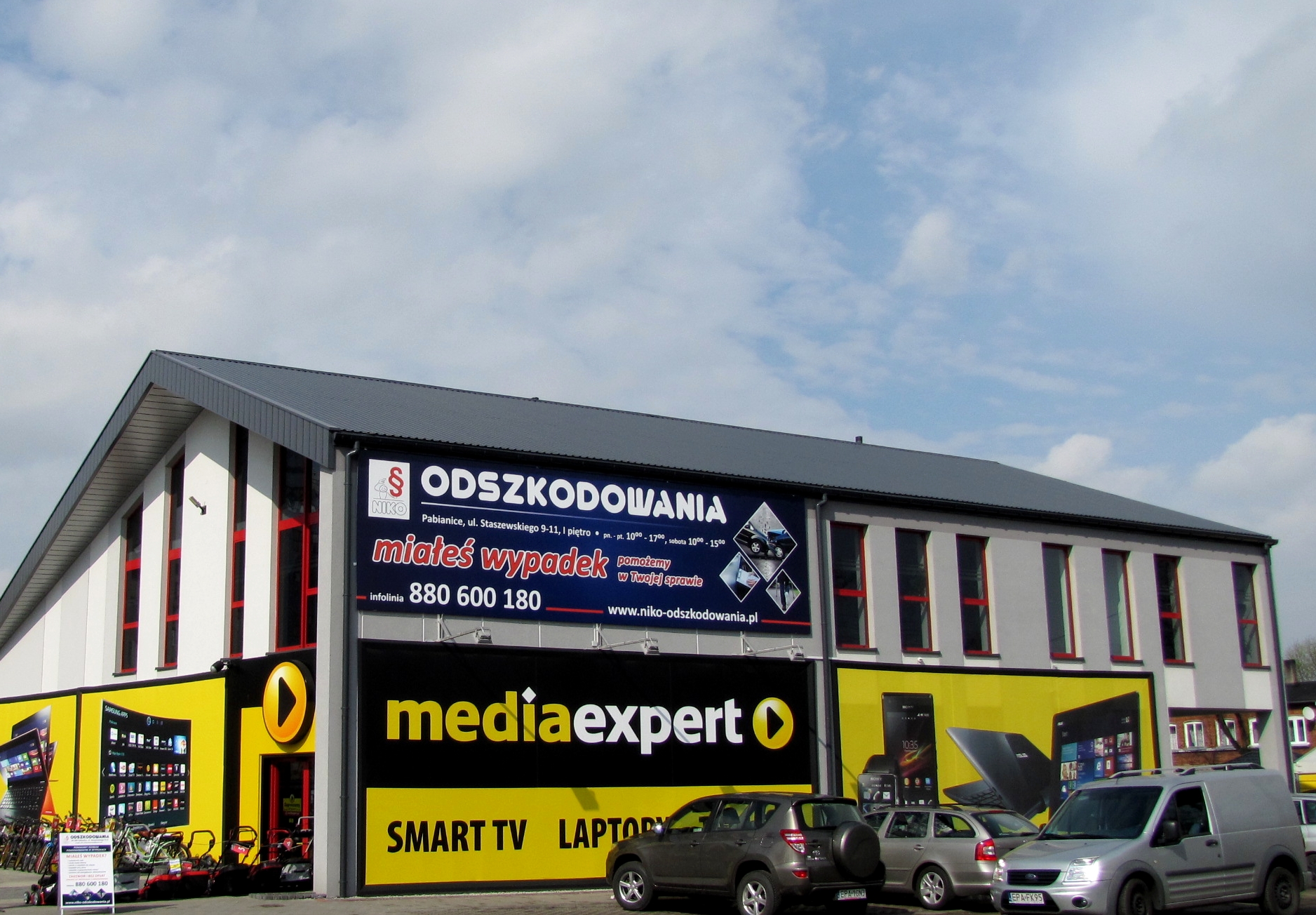 Siedziba NIKO w Pabianicach przy ul. Staszewskiego 9-11 - duży szyld ODSZKODOWANIA z numerem infolinii
