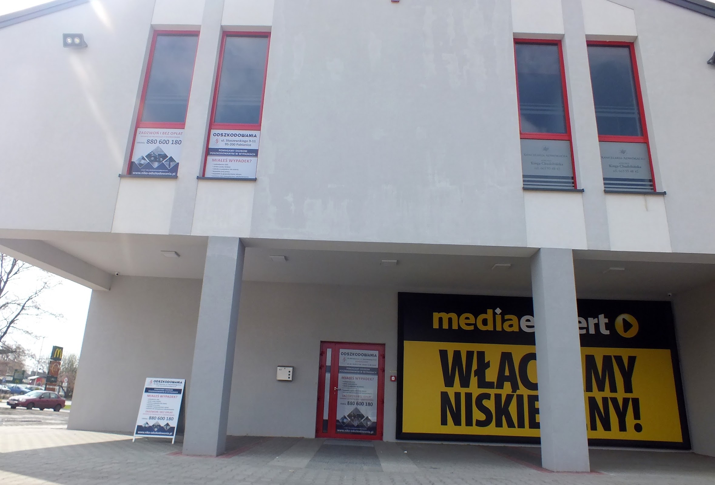 Budynek siedziby NIKO w Pabianicach - wejście oznaczone szyldem ODSZKODOWANIA