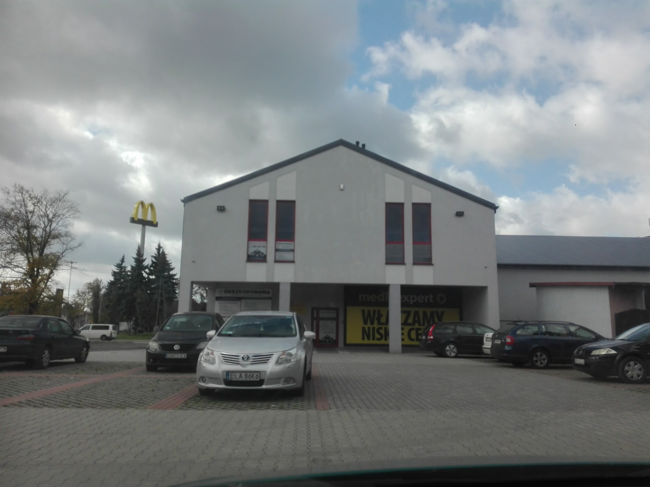 Widok ogólny budynku NIKO przy Staszewskiego w Pabianicach z parkingiem