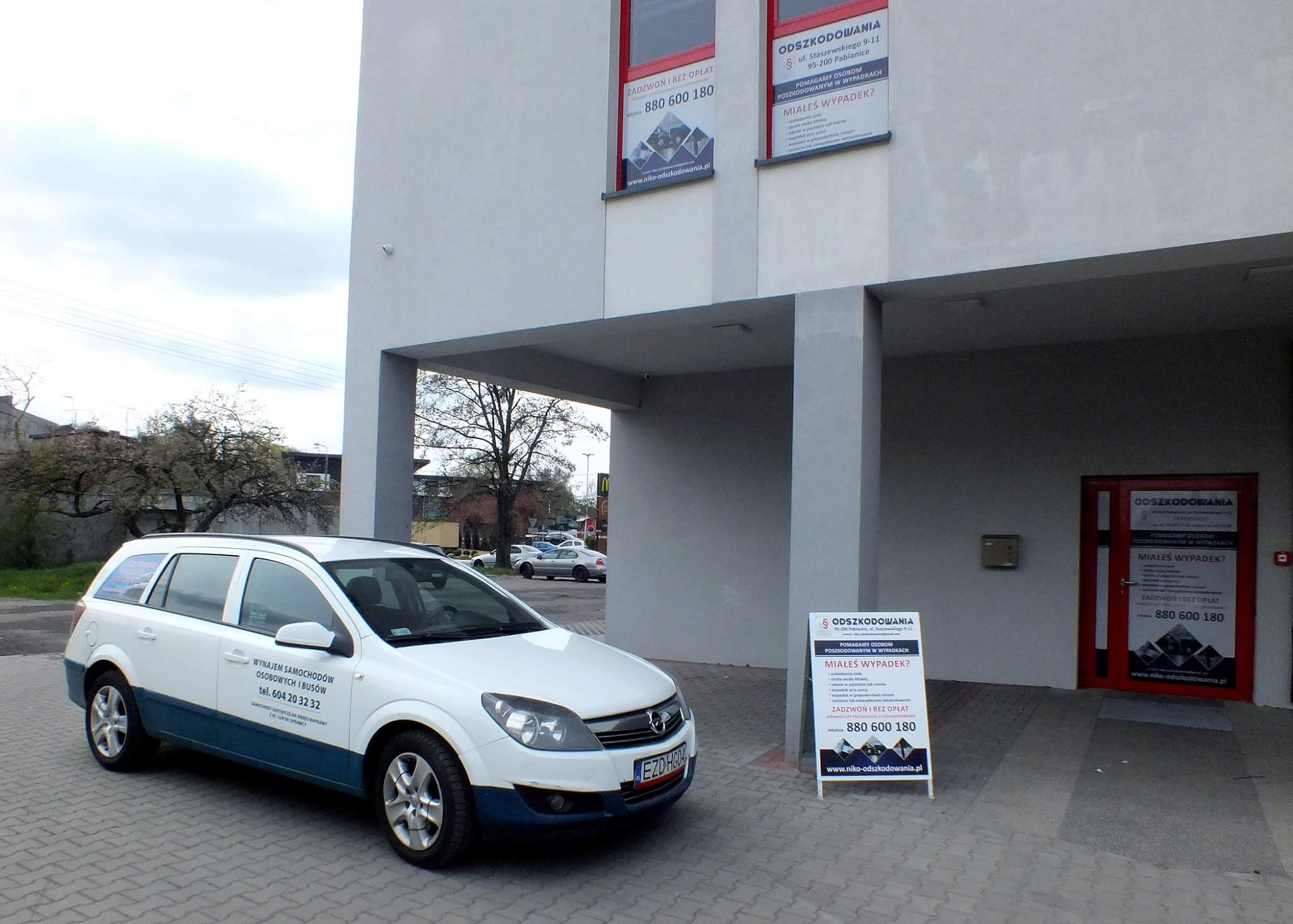 Samochód osobowy z wypożyczalni NIKO Pabianice zaparkowany przed siedzibą