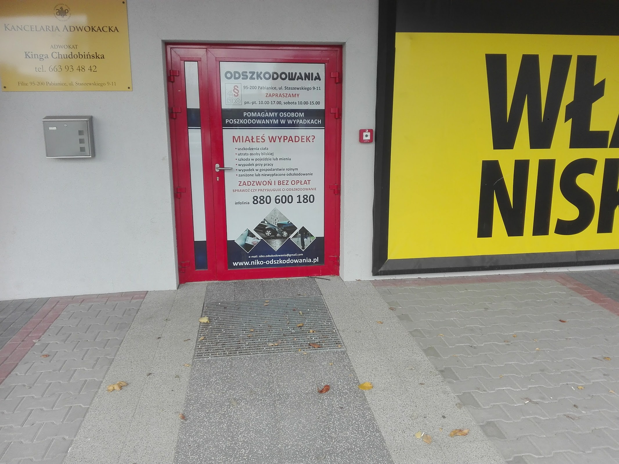 Drzwi wejściowe do biura NIKO Odszkodowania w Pabianicach